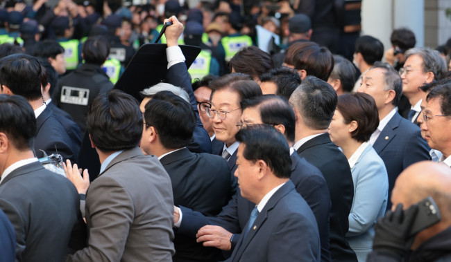 1심 선고공판 출석하는 이재명 대표