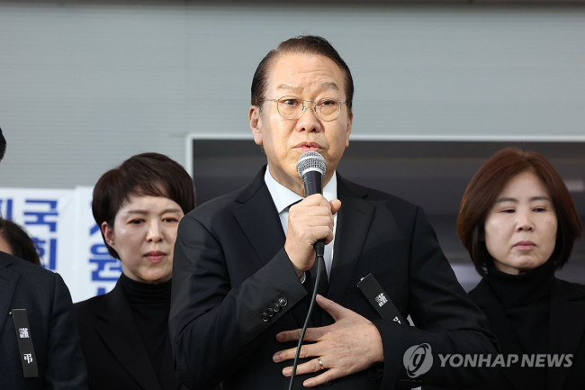 유가족 위로하는 권영세 의원