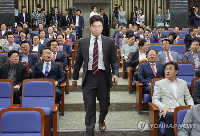 의원총회 참석하는 김용태 비상대책위원장