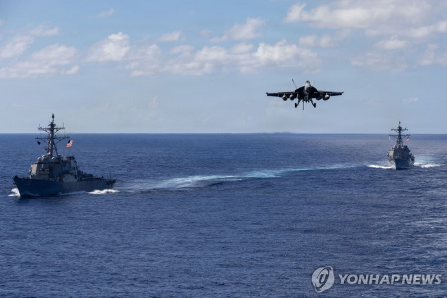 카리브해에서 비행하는 미국 해군 소속 F/A-18 호넷 전투기