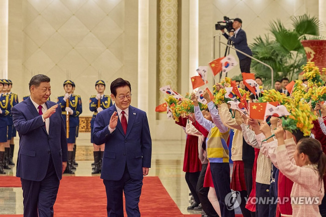 어린이들 향해 손 흔드는 한·중 정상