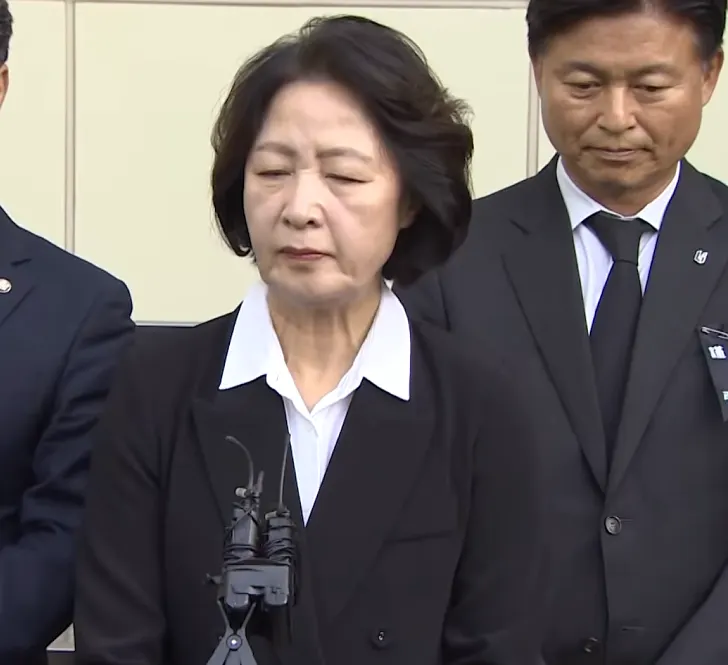 추미애 "사과를 바라시니까 사과"…민주당은 네 번 대신 사과
