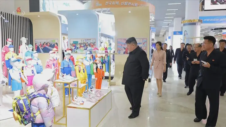 김정은 또 죽었다… 이번엔 운동화 구경하는 시신