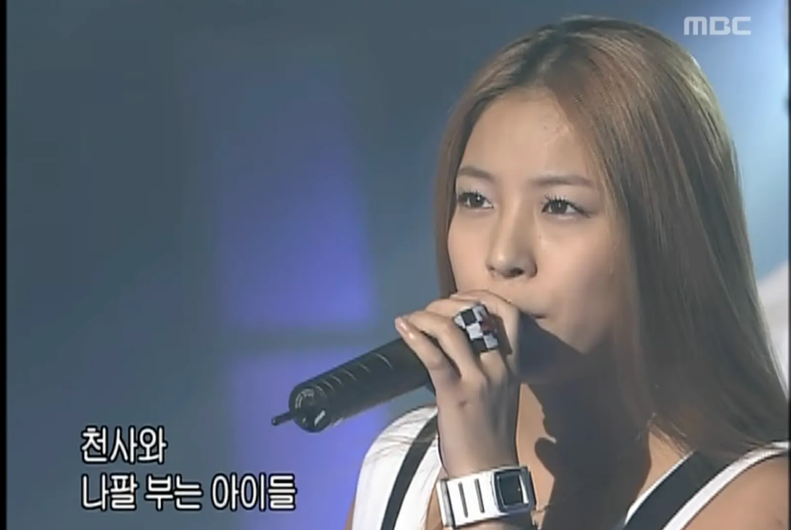 2003년, '아틀란티스 소녀'를 부르는 보아. 데뷔 3년차에도 16세였다. (사진: MBCkpop)
