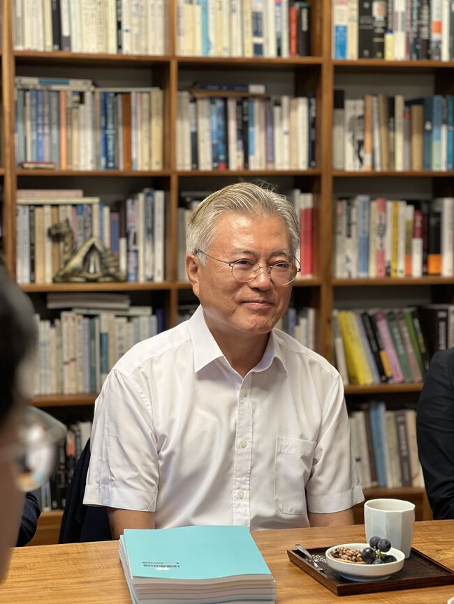 환담을 나누고 있는 문재인 전 대통령