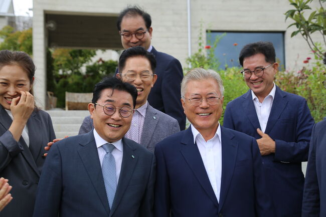 문재인 전 대통령과 사저 앞에서 기념촬영한 새로운미래 지도부 (사진:새로운미래 제공)