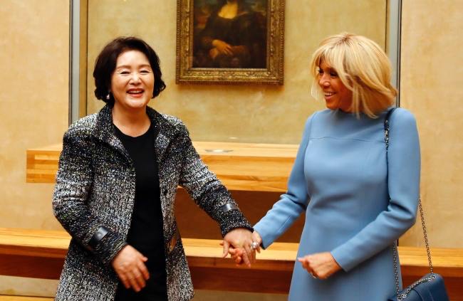 루브르 박물관을 함께 찾은 한-불 정상 부인. 샤넬 한글자켓을 입은 김정숙 여사, 루이비통 드레스와 가방을 착용한 마크롱 여사의 모습. 마크롱 여사는 시종일관 김여사의 손을 잡거나 팔짱을 끼며 친밀함을 표현했다.