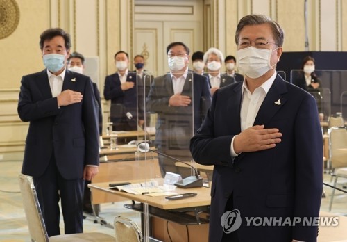 문재인 대통령과 더불어민주당 이낙연 대표가 2020년 9월 청와대에서 열린 제1차 한국판 뉴딜 전략회의에서 국기에 대한 경례를 하고 있다. (사진=연합뉴스)
