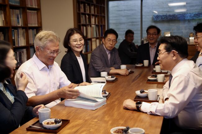 50여 분간 이어진 화기애애한 분위기로 이어진 차담 (사진:새로운미래 제공)