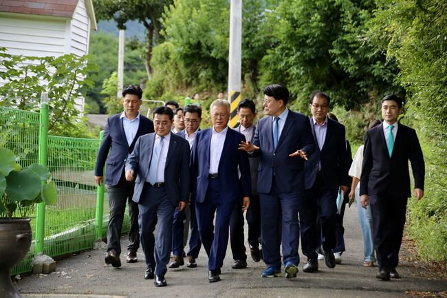 새로운미래 지도부에게 사저 주변을 소개하며 산책하는 문 전 대통령 (사진 : 새로운미래 제공)