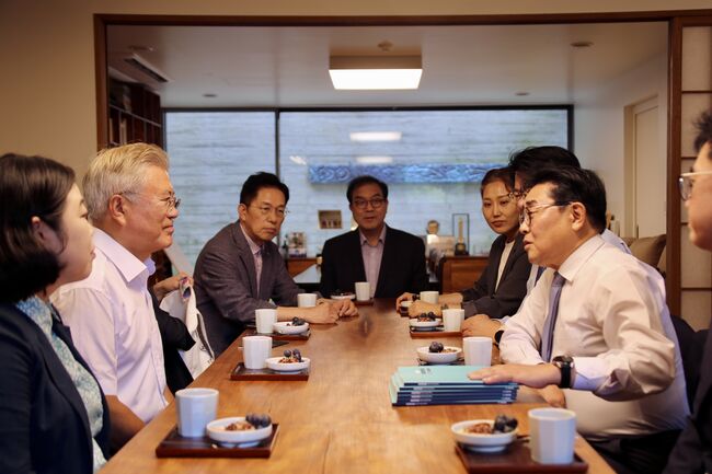 전병헌 당대표 및 책임위원들과 이야기를 나누는 문재인 전 대통령