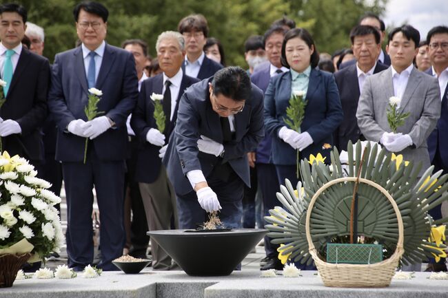 [사진기사] 새로운미래 지도부·당원 노무현 전 대통령 묘역 참배