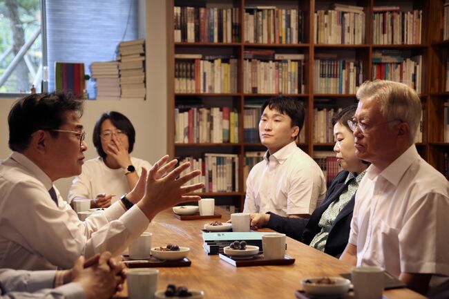 동교동 DJ사저 문제에 관심을 보이는 문 전 대통령에게 상세보고 하는 전병헌 대표(사진:새로운미래 제공)