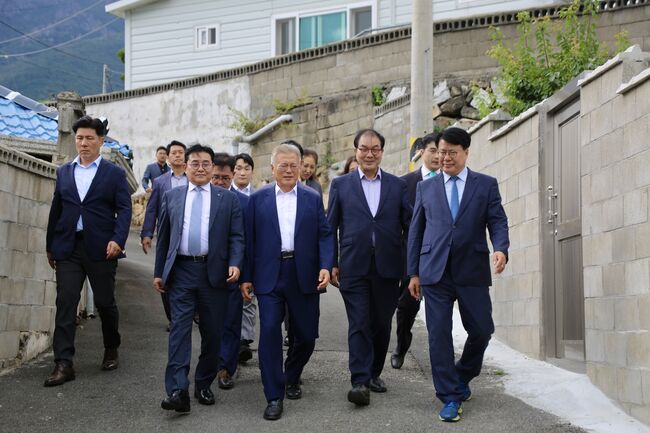 평산책방으로 이동하는 문 전 대통령과 새로운미래 지도부 (사진:새로운미래 제공)