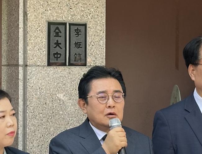동교동 DJ 사저 앞 전병헌 대표