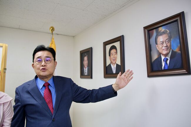 세 대통령의 사진을 게시하며 소회를 밝히는 전대표 (사진 : 새로운미래 제공)