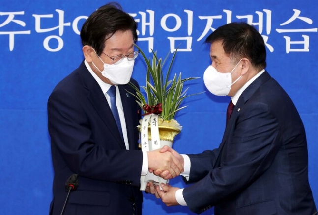 22년 8월 30일 이재명 당대표 취임 시 이진복 대통령실 정무수석이 축하난을 전달하고 있다 (사진:jtbc유튜브 갈무리)
