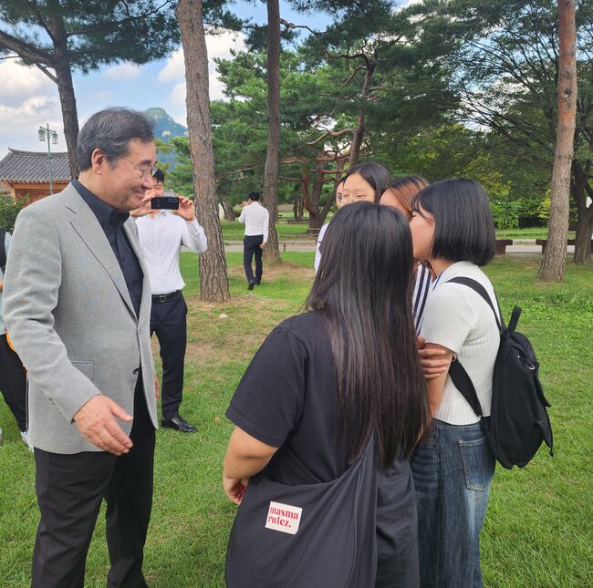영광관내 각 읍면 초등학생 60여 명이 참여한 국가기관체험학습 행사에서 환영사를 한 이낙연 전 총리 (사진제공 = 전영준 전 의원)