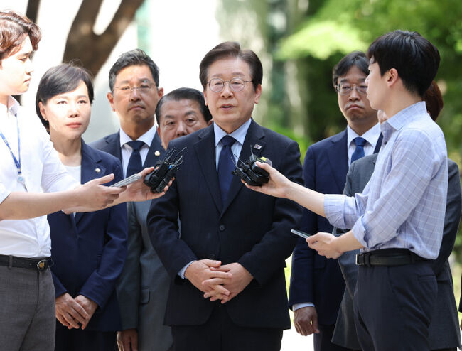 법원 입장 전 인터뷰하는 피고인 이재명 (연합뉴스)