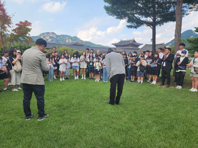영광관내 각 읍면 초등학생 60여 명이 참여한 국가기관체험학습 행사에서 환영사를 한 이낙연 전 총리 (사진제공 = 전영준 전 의원)