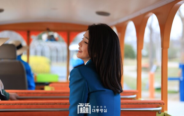 대통령실 홈페이지를 개인 인스타그램으로 활용하는 김여사. 보통 대통령과 영부인의 사진은 참석한 일정과 메시지의 의미에 맞게 촬영되고 엄격하게 선별되어 공개된다. 위의 사진은 어떤 공적 의미를 전달하는가?(사진: 대통령실)