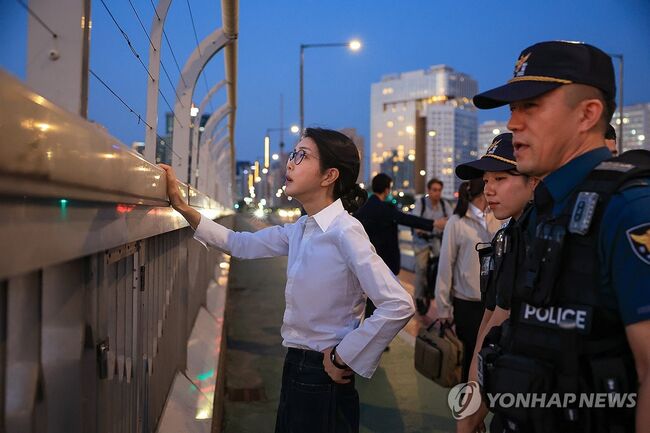 마포대교를 순찰중인 김건희 여사(사진=연합뉴스)