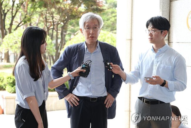 (서울=연합뉴스) 김성민 기자 = 김용진 뉴스타파 대표가 '김만배 허위 인터뷰 보도 관여 의혹' 소환조사를 위해 5일 오전 서울 서초구 서울중앙지방검찰청에 들어서며 취재진의 질문을 받고 있다.
