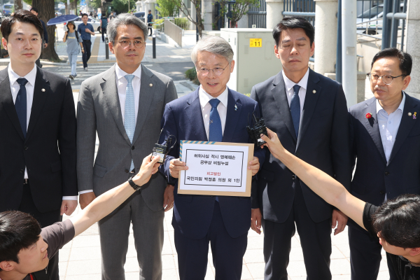 더불어민주당 정치검찰 사건조작 특별대책단 단장인 민형배 의원이 20일 오전 서울 서대문구 경찰청에 국민의힘 박정훈 의원 외 1인에 대해 고발장을 제출하기 전 기자회견을 진행하고 있다. 사진=연합뉴스