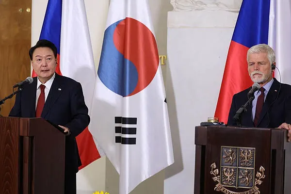 원전수출, 체코 대통령 윤석열 면전에서 '도장 찍기 전까진 몰라'
