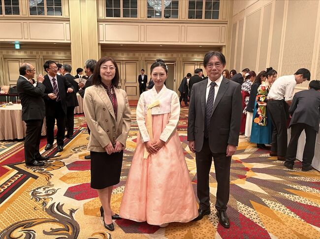 (왼쪽: 코에다 준코 교수. 가운데: 마가연학생, 오른쪽: 사이토 준이치 정치경제학부 학장)(사진 제공: 마가연)