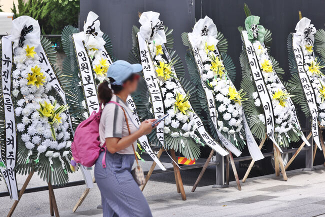 용산 하이브 사옥 앞에 놓인 뉴진스 팬들의 근조화환. 상당수의 팬들은 민희진 대표의 조속한 복귀를 원하고 있네요.(사진: 연합뉴스)