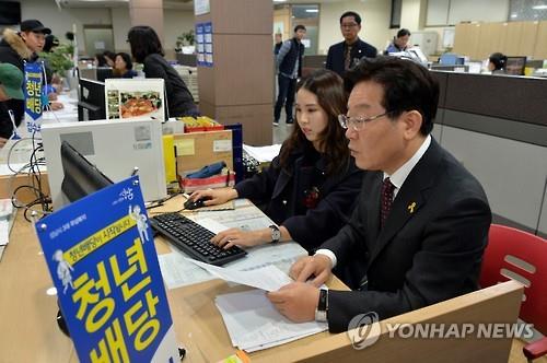2016년 12월 6일 청년배당 업무를 직접 수행중인 당시 이재명 시장(사진=연합뉴스)