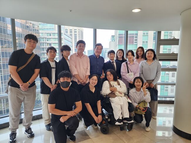 새민주당 청년위 운영위원들과 기념촬영한 이낙연 전 대표 (사진제공=신재용 최고위원)