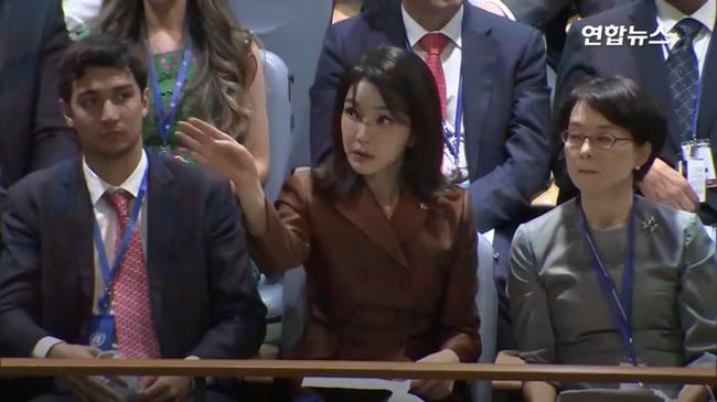 유엔총회 특별석에 앉아 대통령의 연설 중에 계속 손짓을 하며 무언가를 지시하는 김여사. 필자가 가봐서 아는데 유엔총회 장에서 저런 행동이라니 있을 수 없는 일이다. 안하무인과 무매너. 정상 배우자가 '어글리 코리안' 이라니. (사진: 연합뉴스 유튜브 갈무리)