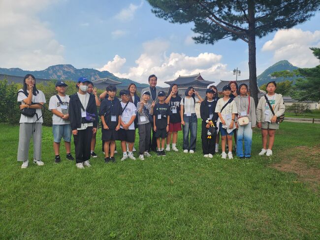 영광관내 각 읍면 초등학생 60여 명이 참여한 국가기관체험학습 행사에서 환영사를 한 이낙연 전 총리 (사진제공 = 전영준 전 의원)