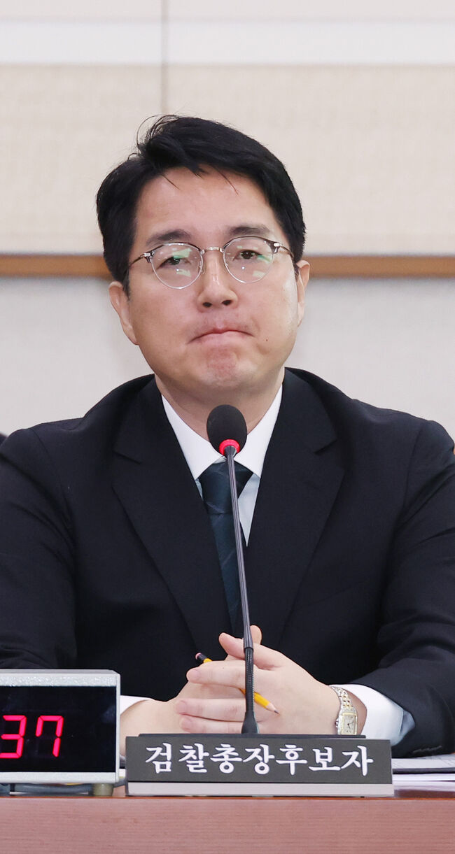 추석 연휴에 임기가 시작된 심우정 총장. 이원석 총장처럼 말만 하고 물러나는 총장 되지 않으려면? '법과 원칙대로' 잘 하는지 지켜보겠습니다.