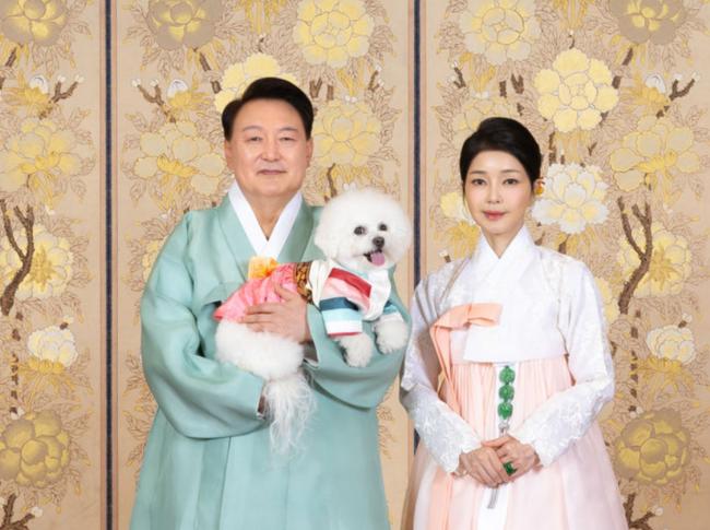 반려견과 함께 추석인사를 하는 윤 대통령 부부 (사진=대통령실)