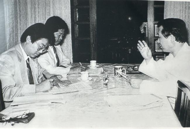 회의내용을 기록중인 전병헌 (사진제공=새로운민주당 당대표실)