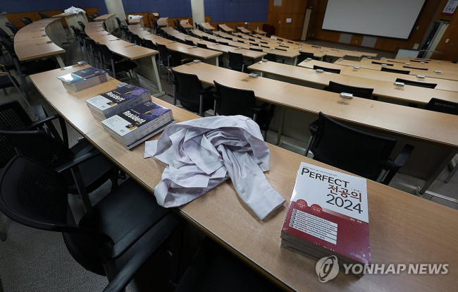 의대 증원과 관련해 의정갈등이 이어지고 있는 지난 6일 대구 한 의과대학 강의실에 의사 가운과 국가고시를 위한 서적이 놓여 있다. [연합뉴스 자료사진]