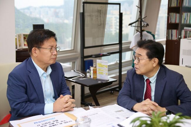 마포구청장과 DJ사저 문제로 대화를 나누며 협조 약속을 받은 전병헌 대표 (사진=새민주당 제공)