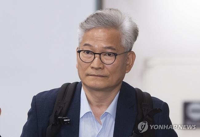 송영길 대표, 공판 출석 (서울=연합뉴스) 한상균 기자 = 송영길 소나무당 대표가 3일 서울중앙지방법원에서 열린 '더불어민주당 전당대회 돈 봉투 의혹' 1심 속행 공판에 출석하고 있다.