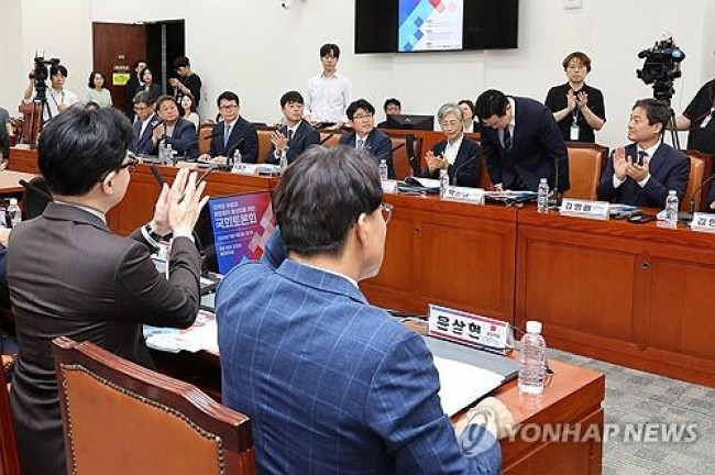 '지역당 부활 토론회'에 모인 양당 (서울=연합뉴스) 9일 오전 서울 여의도 국회에서 열린 '지역당 부활과 정당정치 활성화를 위한 국회토론회'에서 더불어민주당 박찬대 원내대표가 인사를 하자 국민의힘 한동훈 대표 등 의원들이 박수를 치고 있다. 2024.9.9