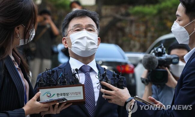 기자들과 대화중인 김만배 (사진=연합뉴스)