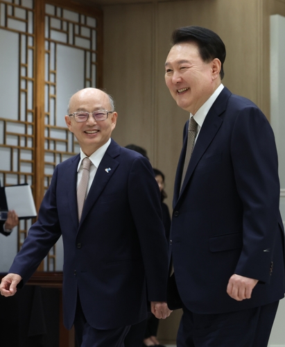 9월 12일, 안창호 국가인권위원장 임명장 수여식에서의 윤석열 대통령. '동성애는 공산주의 혁명수단' 이며 '진화론은 근거가 없다' 는 신념을 가진 이가 인권위원장이란다.(사진: 연합뉴스)