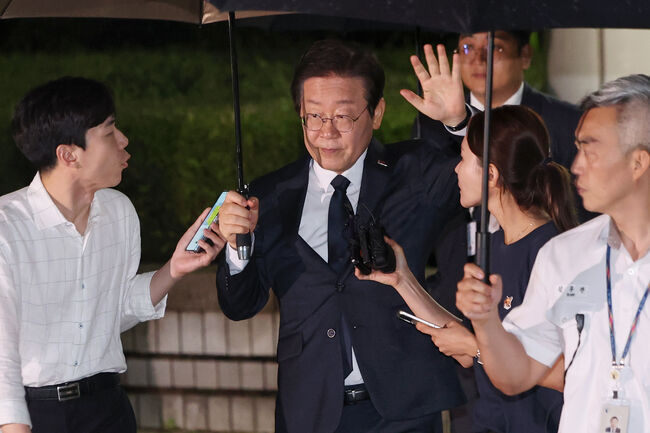 20일 선거법 결심공판을 마치고 기자들에게 질문 받는 이재명 대표 (사진=연합)