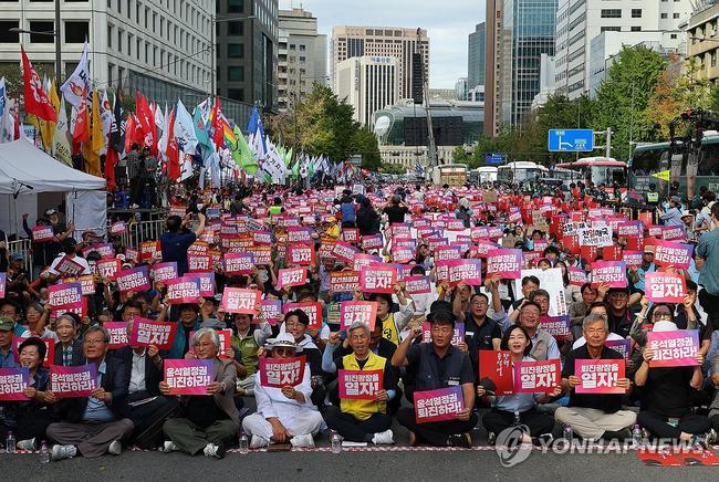 서울 숭례문 앞에서 열린 윤석열 정권 퇴진 시국대회의 모습.(사진: 연합뉴스)