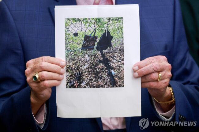트럼프 전 대통령에 대한 암살 미수 사건 현장에서 발견된 총기와 물품 사진 [AFP=연합뉴스. 재판매 및 DB 금지]