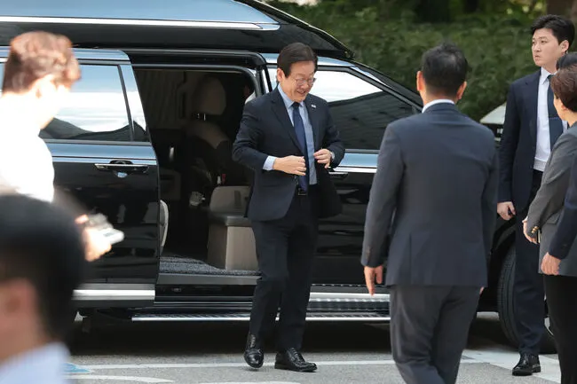 [사진] 위증교사 결심공판, 웃으며 입장하는 이재명