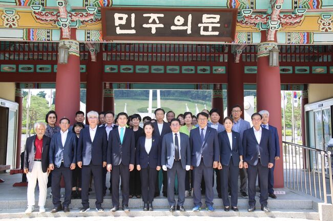 민주의 문 앞에서 기념촬영하는 새민주당 지도부 (사진=새민주당 제공)