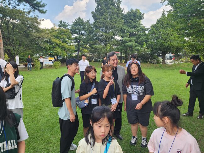 영광관내 각 읍면 초등학생 60여 명이 참여한 국가기관체험학습 행사에서 환영사를 한 이낙연 전 총리 (사진제공 = 전영준 전 의원)